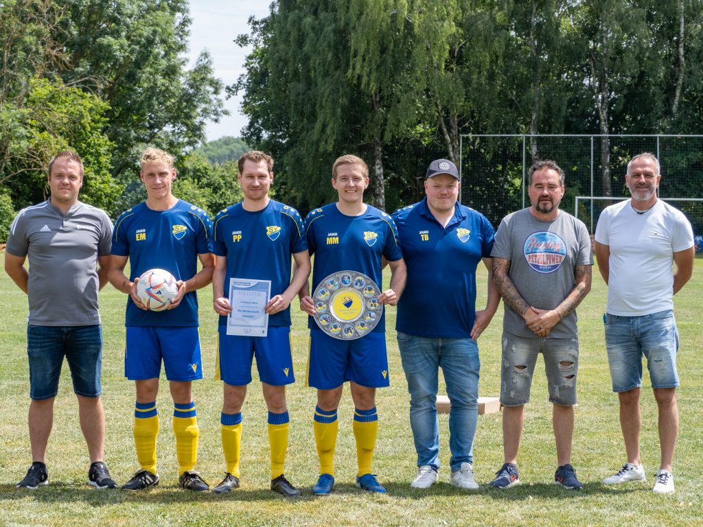 Übergabe der Meisterurkunde vom Bayerischen Fußballverband